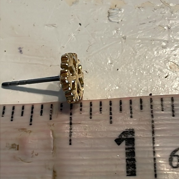 0.5” mixed metal gold & silver tone snowflake shaped stud earrings - Picture 10 of 11